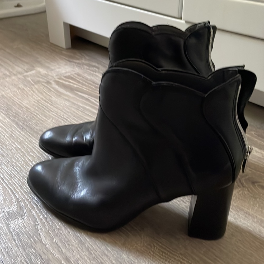 Adrienne Vittadini black ankle bootie